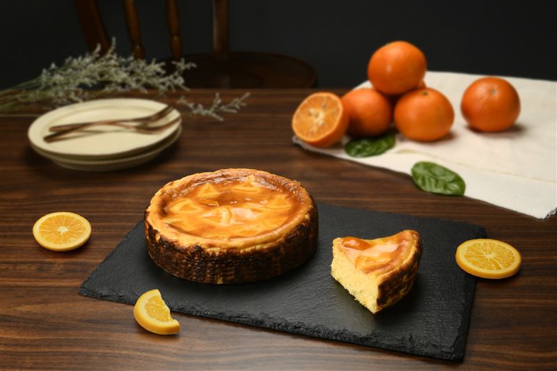 亞尼克全新橙光橘香巴斯克生起司(6吋)，售價600元。（圖／品牌業者提供）