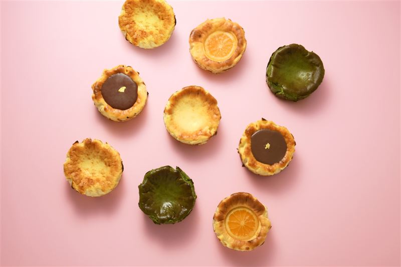 亞尼克全新迷你巴斯克亮相，甜點控獨享也很可以，4款口味12月27日起開賣。（圖／品牌業者提供）