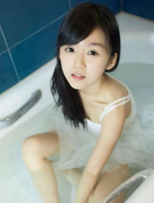 宋伊人從「仙女般清純」到如今「社會姐風格」的落差，引發外界對年輕藝人的私生活、公關形象及資源來源的討論。（圖／翻攝自微博）