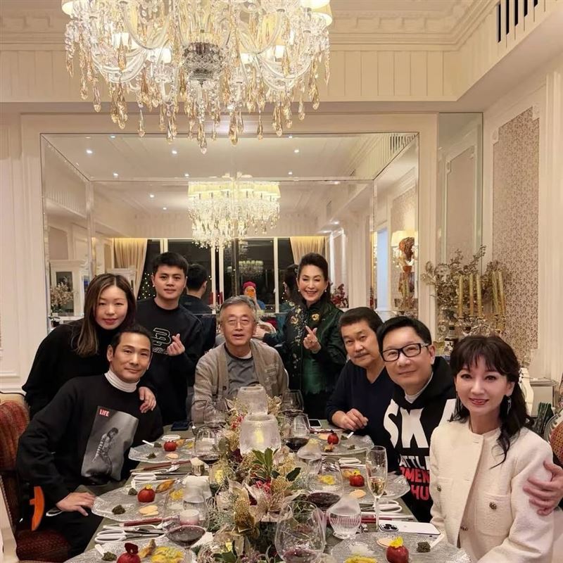 趙雅芝反而和劉培基（右二）的互動，顯得格外自然親密。（圖／翻攝自IG @eddielau223）