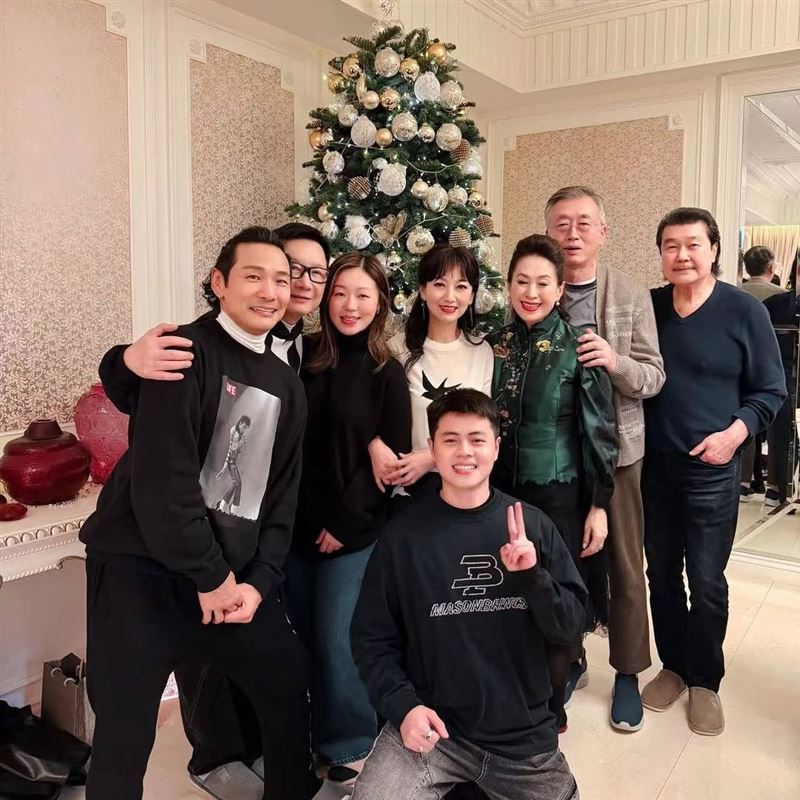 趙雅芝與黃錦燊始終沒有站在一起。（圖／翻攝自IG @eddielau223）