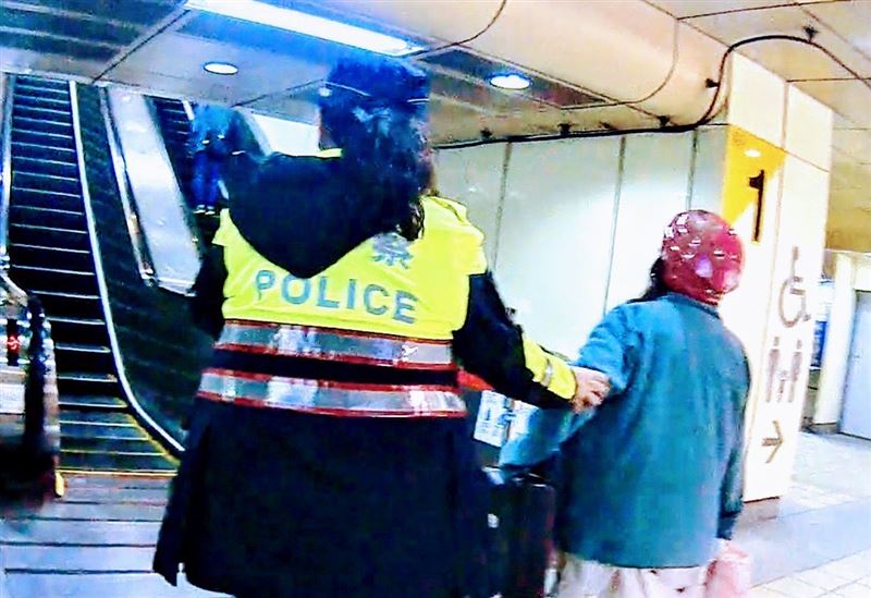 平安夜頂溪捷運站爆咆哮衝突，永和警3分鐘到場化解。（圖／翻攝畫面）