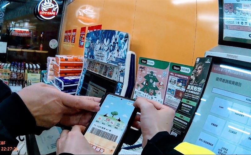 員警不但陪婦人談心，還陪他到便利商店辦事情，十分貼心。（圖／翻攝畫面）