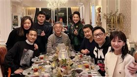 趙雅芝反而和劉培基（右二）的互動，顯得格外自然親密。（圖／翻攝自IG @eddielau223）