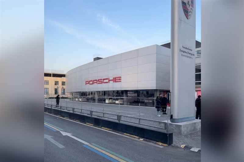 中國鄭州中原保時捷中心展廳車輛與設備竟一夜清空。（圖／翻攝自藍鯨新聞）