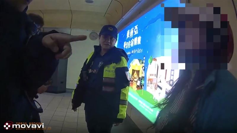 員警要婦人冷靜，不然捷運裡會嚇到別人，氣頭上的婦人回嘴：「我為什麼要冷靜。」（圖／翻攝畫面）