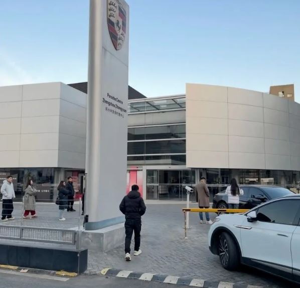 中國鄭州中原保時捷中心。（圖／翻攝自藍鯨新聞）