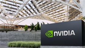 黃仁勳再出重手！NVIDIA 宣布收購開源工作負載管理系統 Slurm 的核心開發商 SchedMD。Slurm 掌握全球超算排程，此舉讓 NVIDIA 不僅擁有最快 GPU，更成為 AI 叢集的「算力總管」。這筆交易強化了生態系，讓未來所有 AI 運算都能優先為 NVIDIA 硬體進行深度最佳化，鞏固其在加速運算領域的絕對主導地位。（圖／輝達提供） 