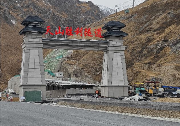 天山勝利隧道貫穿天山腹地、通過16條地質斷層帶，是「世界最長高速公路隧道」，也是烏尉高速公路最難工程。（圖／翻攝自微博）