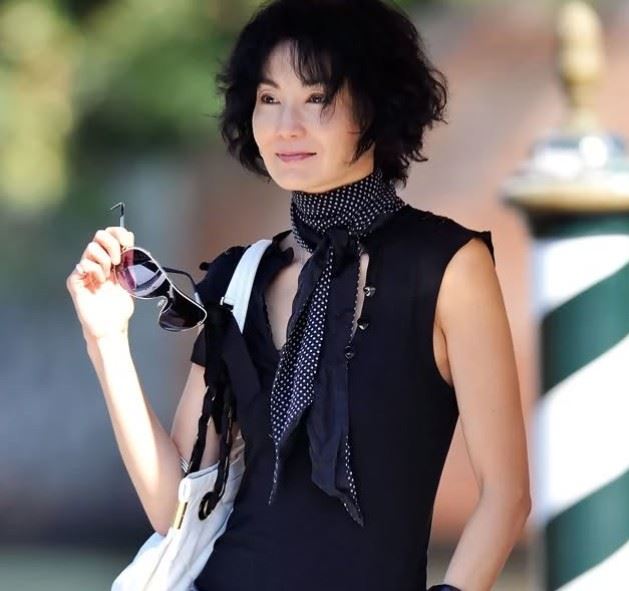 張曼玉採買耶誕節禮物畫面曝光，她的私服再次引發網友熱議。（圖／翻攝自張曼玉IG）