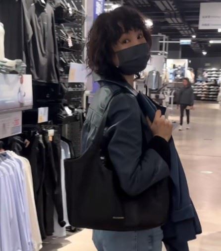 張曼玉整體造型隨性卻不失氣場，完美呈現她標誌性的私服風格。（圖／翻攝自網路）