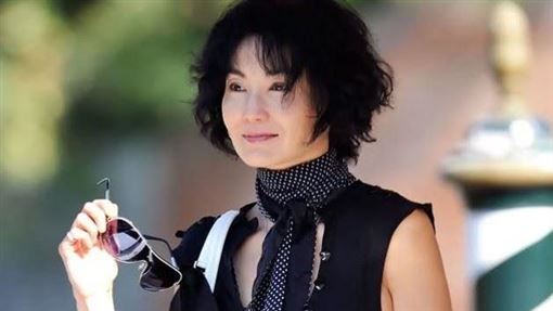 隨性也美到犯規！張曼玉私服搭配超搶眼