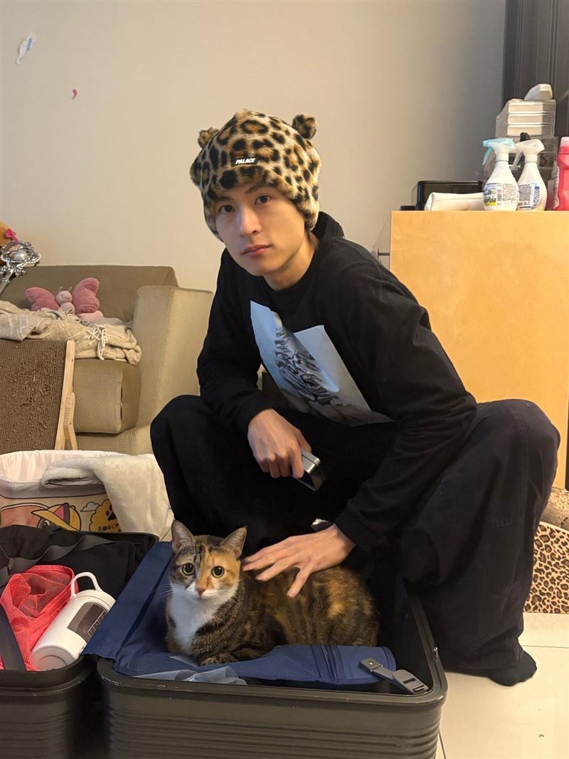 石知田養貓咪「旺旺」有時候會覺得自己像爸爸。（圖／百澤娛樂提供）