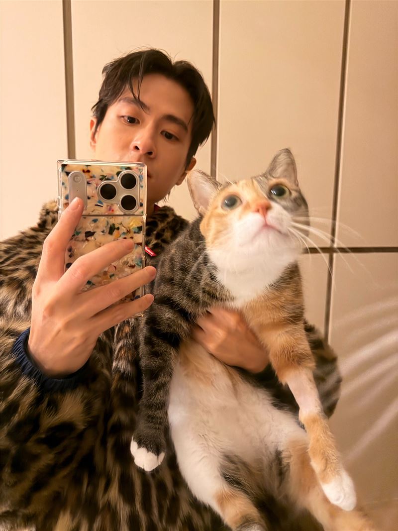 石知田與女友一起養貓咪「旺旺」。（圖／百澤娛樂提供）