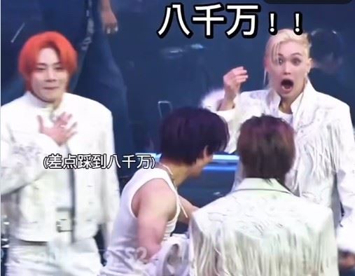 韓團Stray Kids在年末大型舞台上演出時，意外上演一段「高價耳環驚魂記」，成員們台上台下的即時反應全被拍下。（圖／翻攝自X平台）