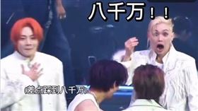 韓團Stray Kids在年末大型舞台上演出時，意外上演一段「高價耳環驚魂記」，成員們台上台下的即時反應全被拍下。（圖／翻攝自X平台）