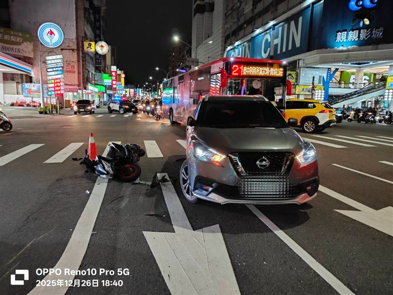 轎車路口迴轉，兩台摩托車接連撞擊。（圖／翻攝畫面）