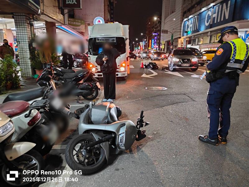 轎車在路口迴轉女騎士追撞，緊跟在後方的騎士自摔命危。（圖／翻攝畫面）