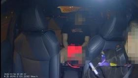 北市甘姓司機載送古男到新竹時，遭對方恐嚇拉扯並尿在車上。（圖／翻攝《爆怨3公社》）