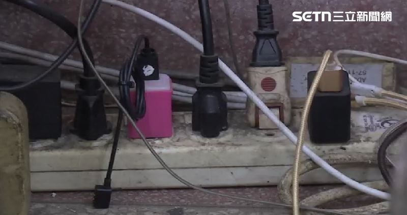 一個延長線插滿電器，若又同時用多個高功率家電，恐跳電甚至電線走火