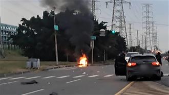 恐怖畫面曝光！機車撞噴下秒燃燒