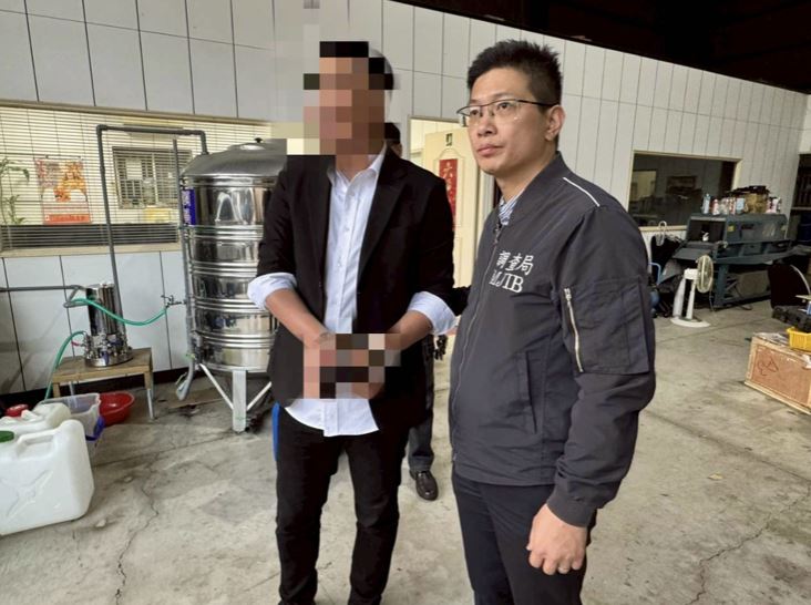 游男被起底是傳產公司的負責人。（圖／翻攝畫面）