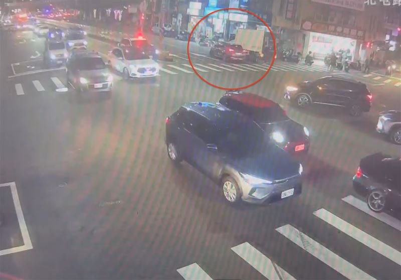 黑色轎車迴轉，路邊又有一輛臨停貨車。（圖／翻攝畫面）