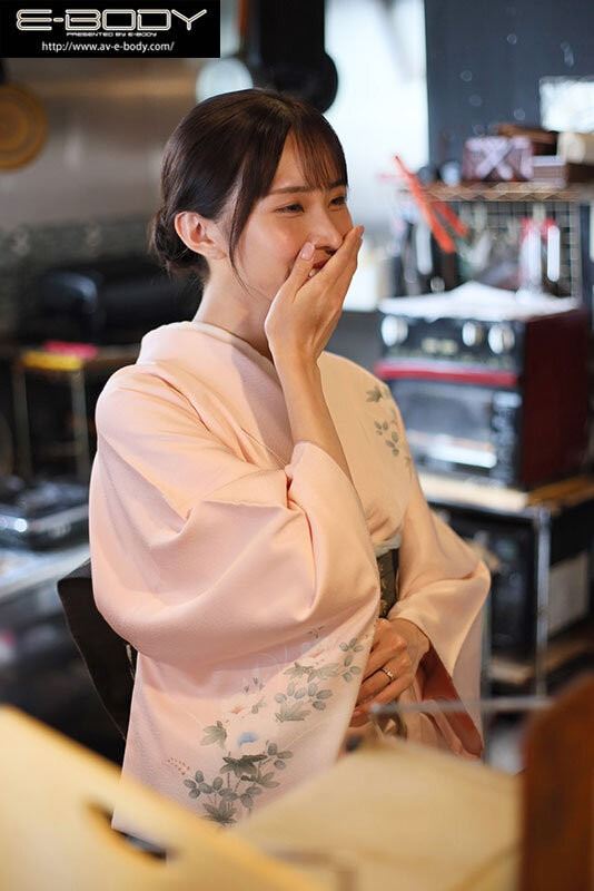 日本高級料理餐廳老闆娘「佐野秋帆」出道拍AV，片中有著白天是淑女晚上是豪放女的演出水準。（圖／翻攝自Ｘ）