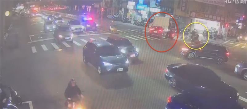 轎車迴轉，沈姓女騎士撞擊車尾，後方騎士自摔命危。（圖／翻攝畫面）