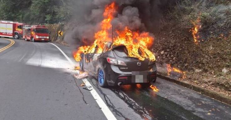 一輛載有4人的自小客車在前往合歡山途中突然起火燃燒，由於該車剛在埔里鎮加滿油，火勢一發不可收拾。(圖/翻攝畫面)