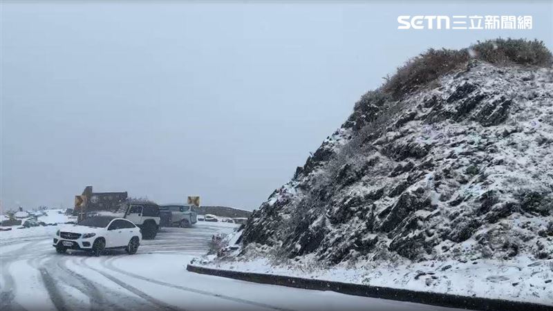 武嶺、合歡山下雪，變銀白世界。（圖／三立新聞網）