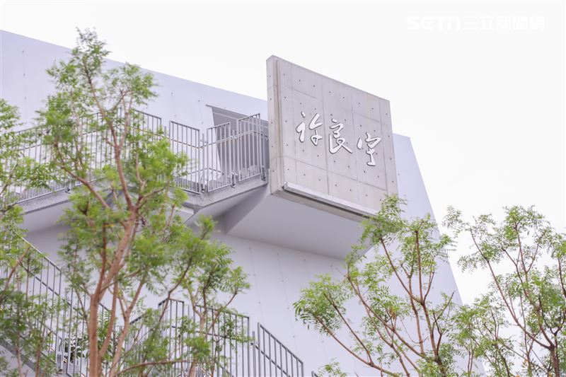 前台紙董事長許良宇英年早逝,許爸爸與許媽媽忍痛捐出獨子留下的全部遺產共 1.2 億元,攜手台中市政府與多家民間企業,在東勢建造一座圖書館,讓兒子的大愛永留人間。(圖/翻攝畫面)