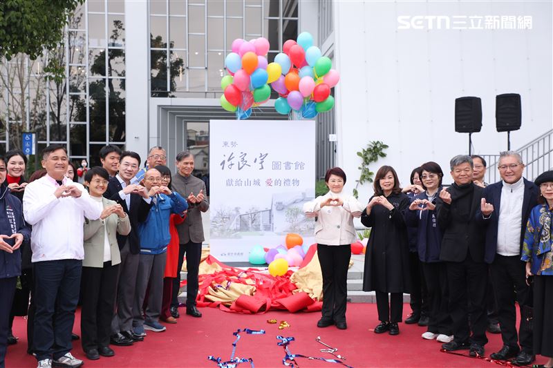 市長盧秀燕將這座圖書館形容為「山城的愛之燈塔」,透過這座建築,許良宇先生的大愛與光輝將永遠留在這片土地,照亮並守護著每一位讀者。(圖/翻攝畫面)
