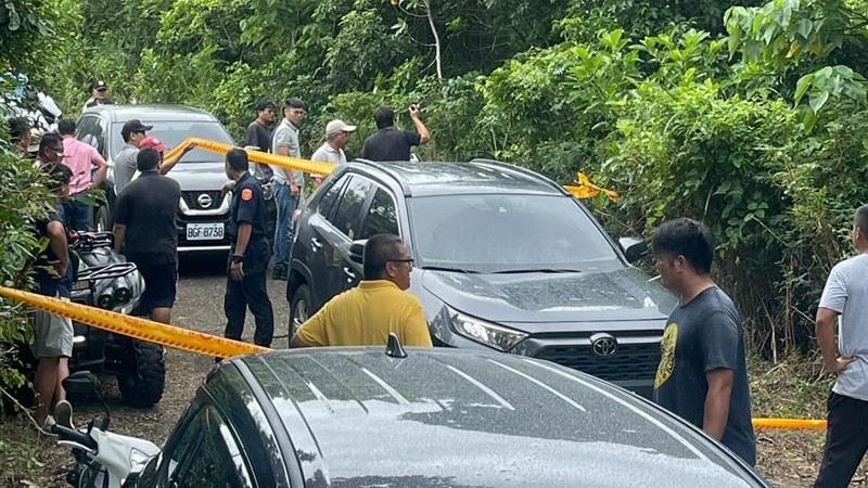 57歲的周姓老闆遭殺害後，被載到滿州鄉里德山區邊坡草叢棄屍。（圖／翻攝畫面）