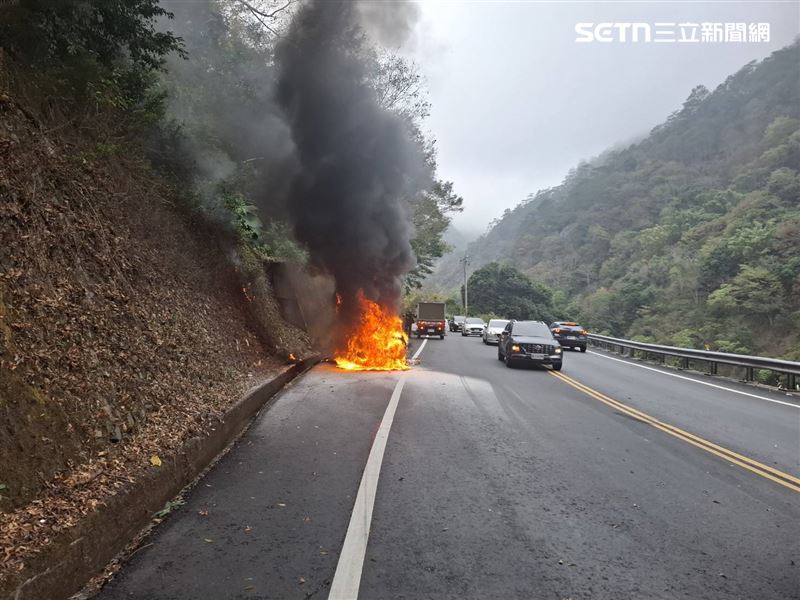 一輛載有4人的自小客車在前往合歡山途中突然起火燃燒，由於該車剛在埔里鎮加滿油，猛烈火勢讓消防人員耗費近三小時才完全撲滅。(圖/翻攝畫面)
