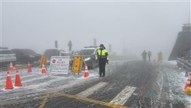 合歡山,積雪,女警,站崗,交管,結凍,寒風（圖／翻攝自中橫路況交通資訊站臉書）