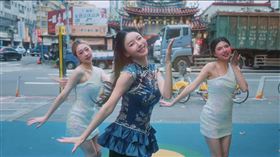 李雅英推出單曲《哇塞》。（圖／翻攝自華納音樂 Warner Music Taiwan YT）