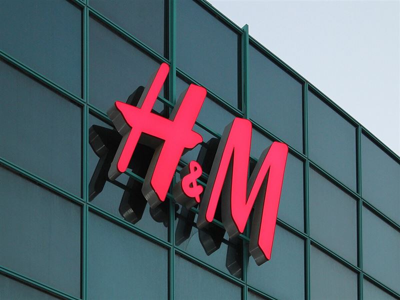 流行服飾品牌 H&amp;M 祭出最低3折優惠。（圖／Wikipedia Commons）