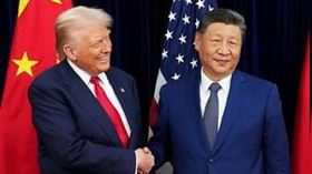 美國總統川普與中國國家主席習近平10月底在南韓會面。年終川普政府的外交大清洗，一口氣召回近30名大使，引發民主黨人痛批，是將美國的領導地位白送給中國。（圖／翻攝自X平台 @BitcoinJunkies）