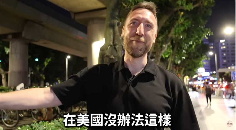 士林夜市一家地瓜球攤位，老闆有事竟開放客人自行盛裝，「美國大叔」Topher相當震驚。（圖／翻攝自KT story YouTube）