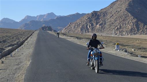 法官認證：路上飆90km競速！騎士下場超慘