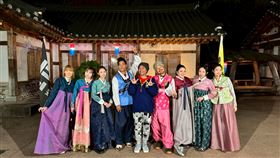 《綜藝玩很大》迎來成軍11週年的輝煌時刻，左起李懿、草莓、莊錠欣、柯有倫、吳宗憲、KID、Amanda、梓梓、陳華。（圖／《綜藝玩很大》提供）