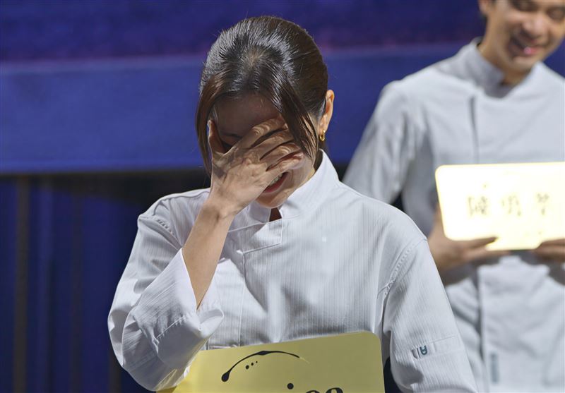 林予晞假裝拭淚。（圖／華視提供）