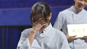 林予晞假裝拭淚。（圖／華視提供）