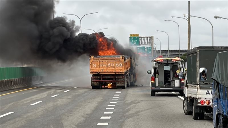 桃園台66線西向18.5公里處一輛聯結車不明原因起火。（圖／翻攝畫面）
