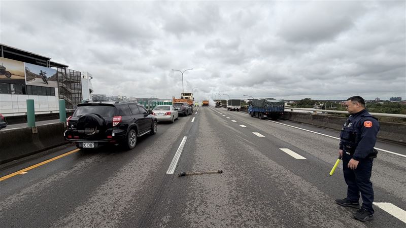 警方到場管制、排除事故。（圖／翻攝畫面）