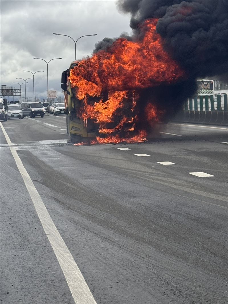 聯結車車頭全面燃燒。（圖／翻攝畫面）