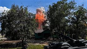 泰國F16戰機在柬埔寨邊境投下炸彈，引發爆炸。（圖／翻攝自X平台 @MechDara1）