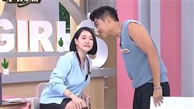 王ADEN聞小S頭髮。（圖／翻攝自YT）