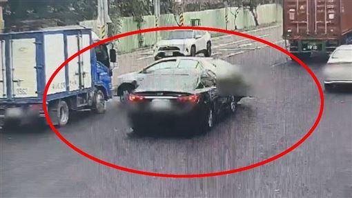 就像演電影！2車追逐撞停　路人嚇壞